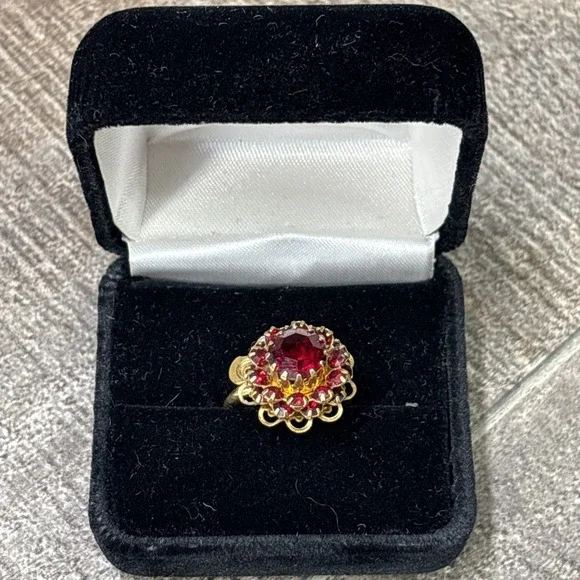 Vintage Sarah Coventry Burgundy Rhinestone Ring Gold Tone Size 3-4 W/ Box