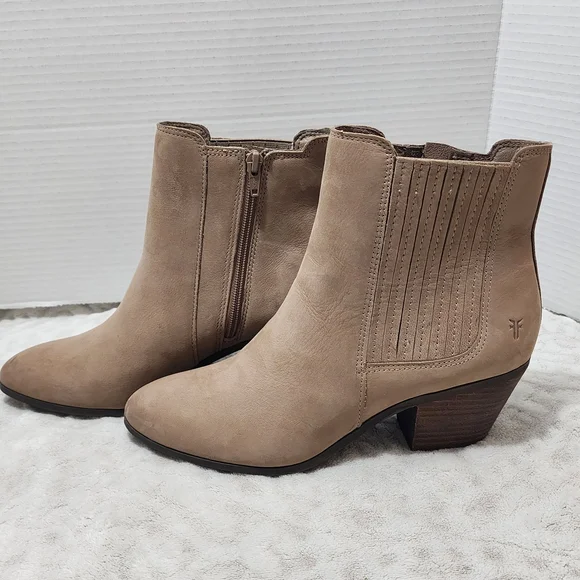 Frye Sandra Chelsea Nubuck Leather Ankle Stitched Block Heel Western Boot Sz 9
