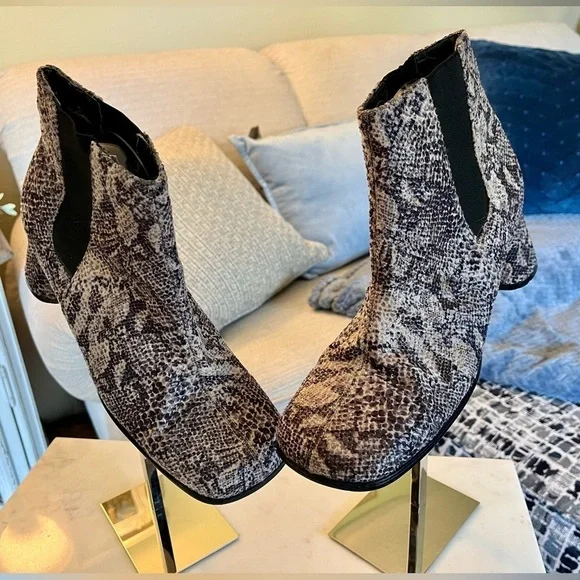 CHINESE LAUNDRY Faux Snakeskin Ankle Boots Women's‎ Size 9