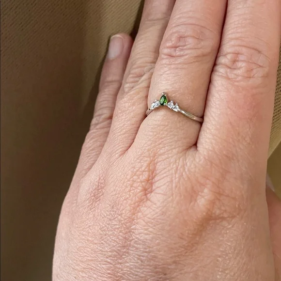 NWT Dainty Elegant 925 Silver and Tsavorite Gemstone Ring with CZ Accents Size 7