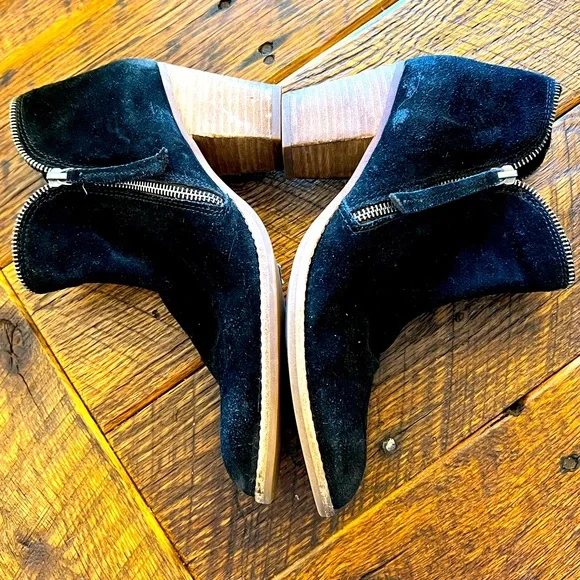 Cute booties with fun zipper detail!