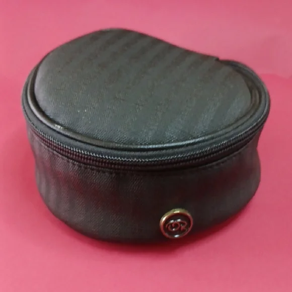 Oscar de la Renta NWT Small Black Cosmetic Case With Gold-toned Zipper Pull