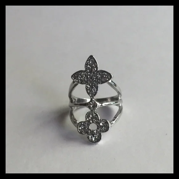 Clover Leaf Silvertone Ring Size 6.5 Brand New