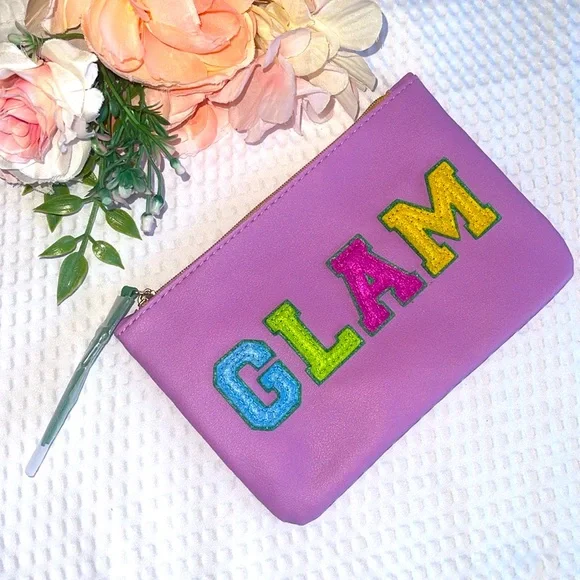 Brand new unused Ipsy cosmetic bag. Dimensions of the bag are: 7,5x5 inch