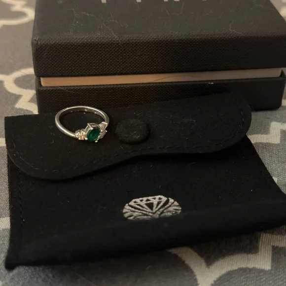 Elegant Sterling Silver Ring with Emerald Gemstone and Swarovski Crystal