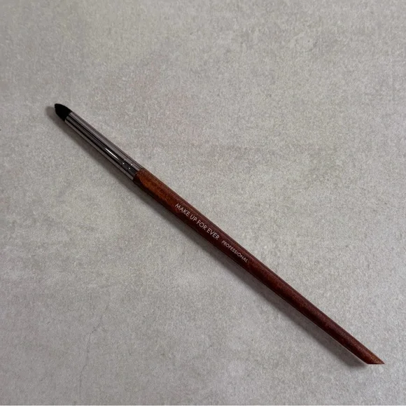 Make Up For Ever 212 Wavy Precision Eye Brush Professional Tool