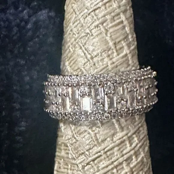 NEW❤️Elegant Anniversary Engagement Silver Encrusted White Cubic Zirconi…
