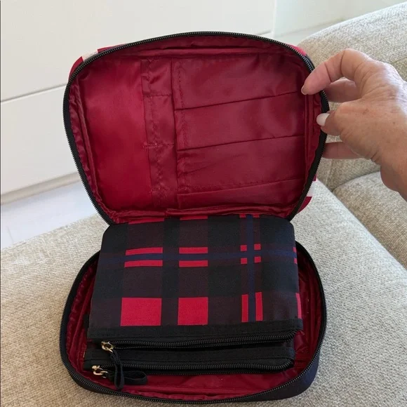 NWOT Tartan & Twine Stylish Black and Red Travel Cosmetics Bag