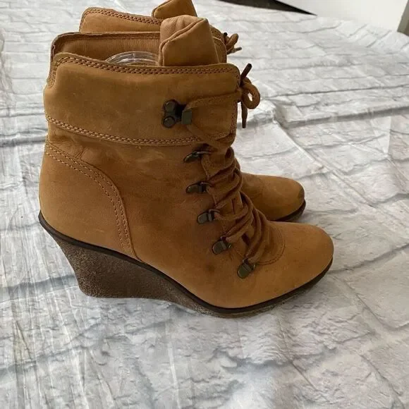 Steve Madden women 8 leather wedge tie up ankle bootie tan