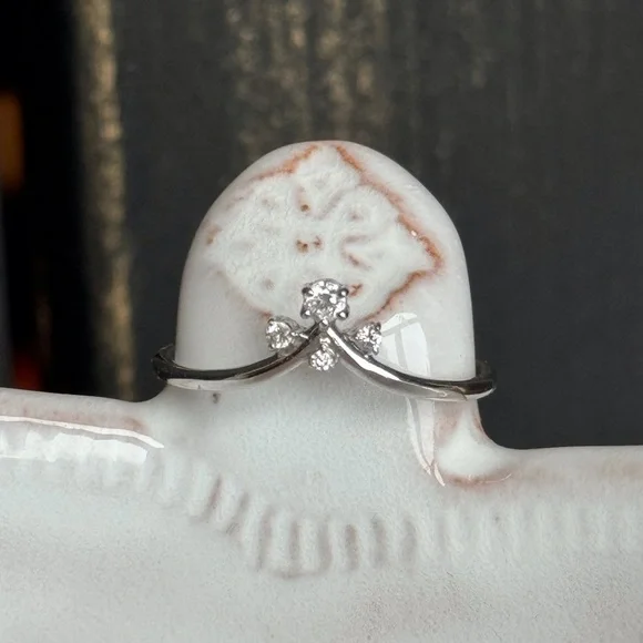 14KWG Diamond Chevron Contour V Ring