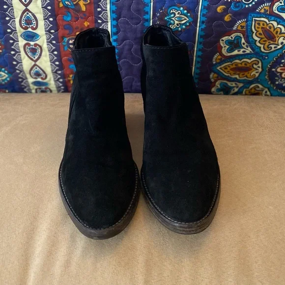 Aquatalia Vero Cuoio Black Italian Suede Ankle Booties
