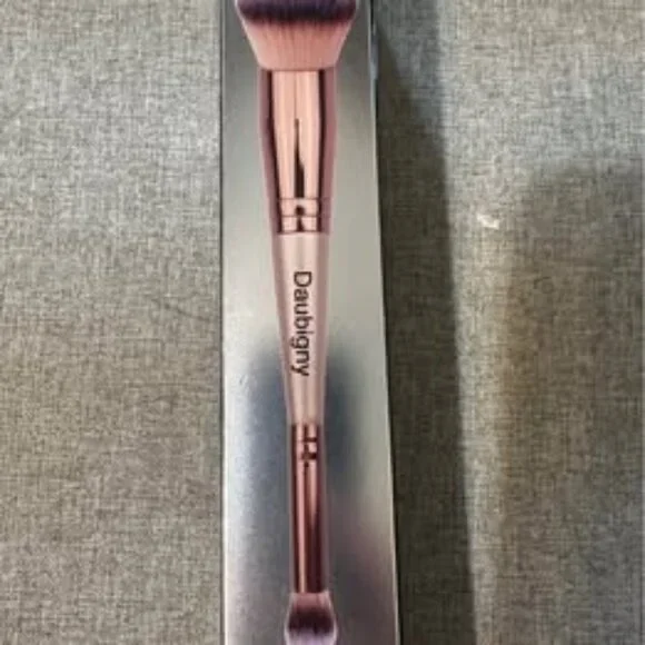Daubigney make up brush -‎ new in box