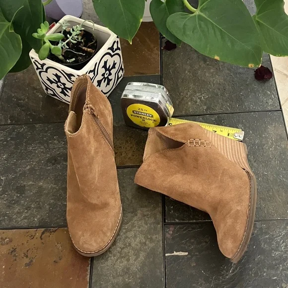 Lucky Brand Tan Suede Booties size 7 great condition