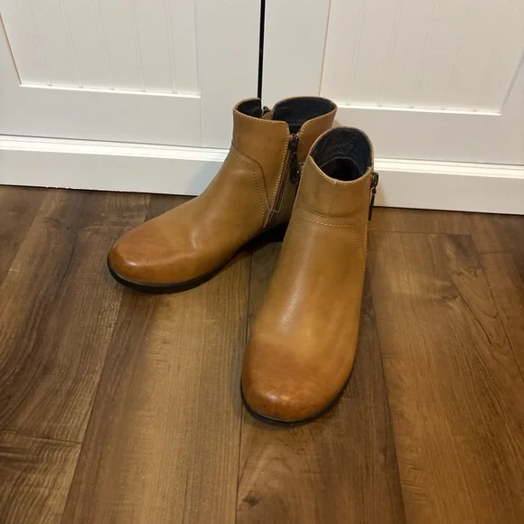 Propet Cognac Leather Comfort Ankle Boots Size 7.5 Minimalist Fall Capsule