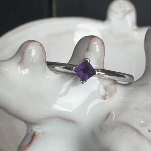 10KWG Princess With A Twist Amethyst Ring NWOT
