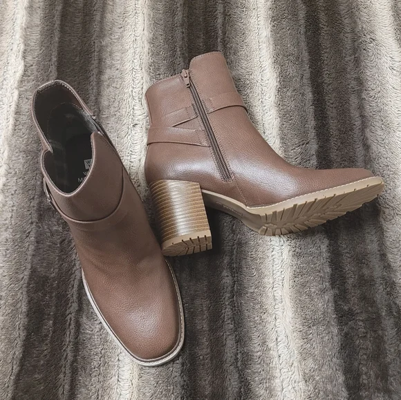 White Mountain boots NWOT Size 9.5