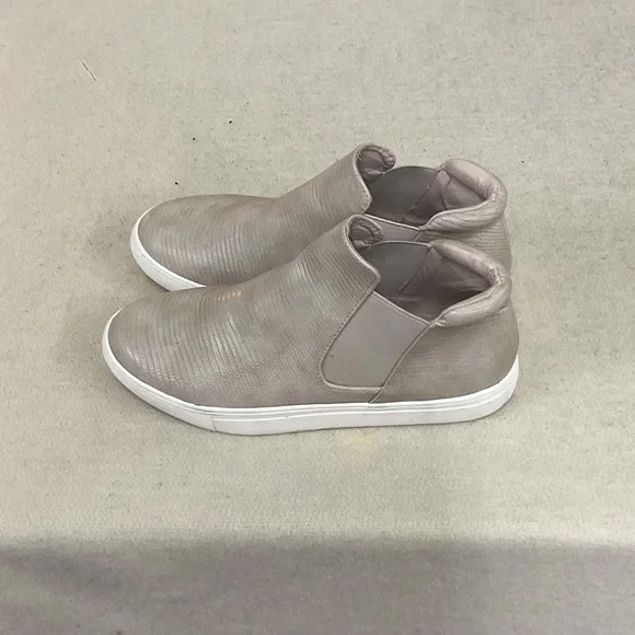 EUC Woman’s coconuts by Matisse ankle booties