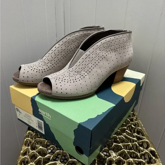 NWT Earth Zip Up Shoes Womens Size 7