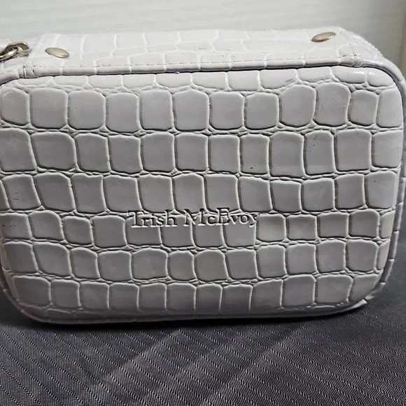 TRISH MCEvoy MAKE-UP CASE IN LAVANDER
