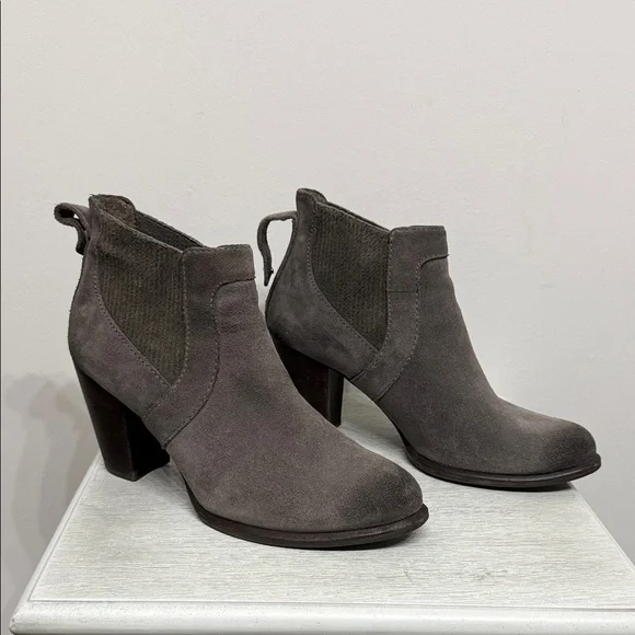 UGG Cobie ll Size 9 Chelsea Charcoal Suede Ankle Booties