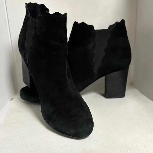 Vaneli Black Suede Scalloped Ankle Boots – Women’s Size 9