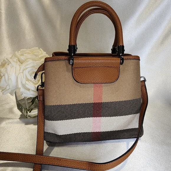 🐝 New Crossbody Handbag 👜 Beautiful Vegan Leather Removable strap
