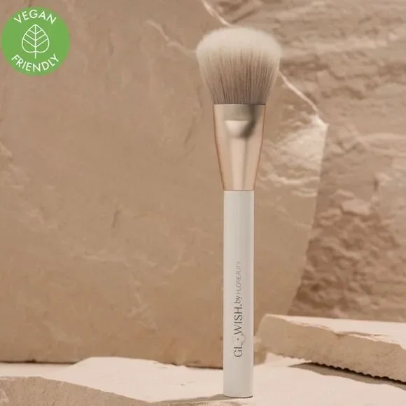 GloWish by Huda Beauty All Over Bronze Brush for use with any powder formula 🪥