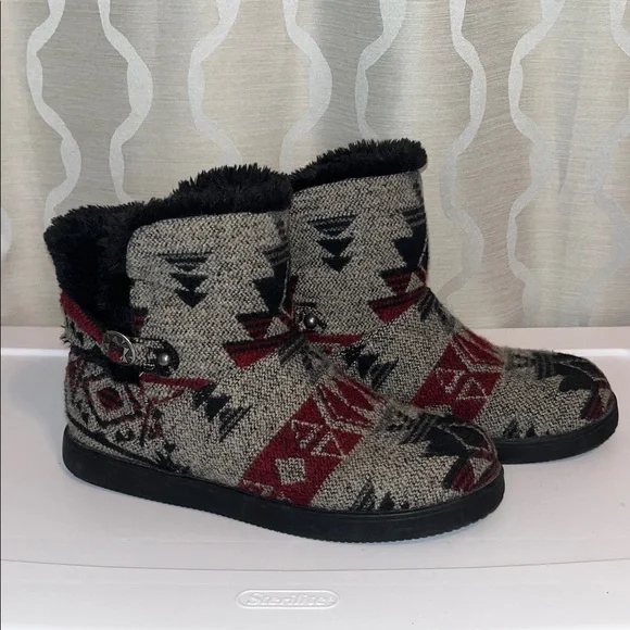 Indigo Road‎ Faux Fur Lined Boots Black Red Southwest Pattern Travas Size 9