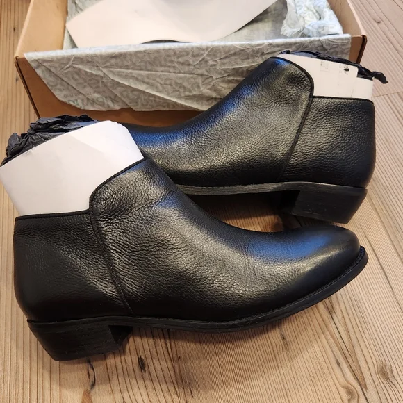 Softwalk NIB Rocklin Black Ankle Boot