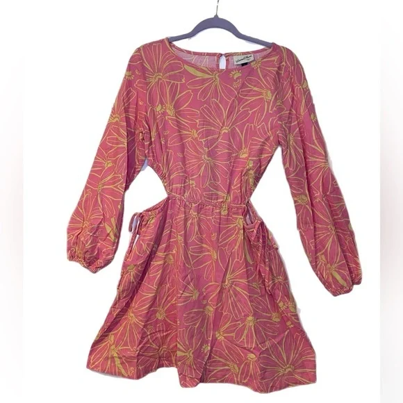Universal Thread long sleeve lightweight dress with side cut outs. Size M. NN
