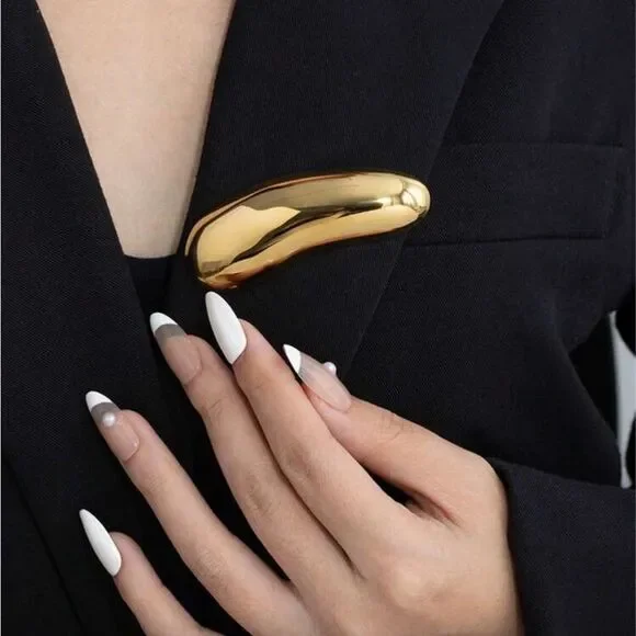 Elegant Gold Brooch R137