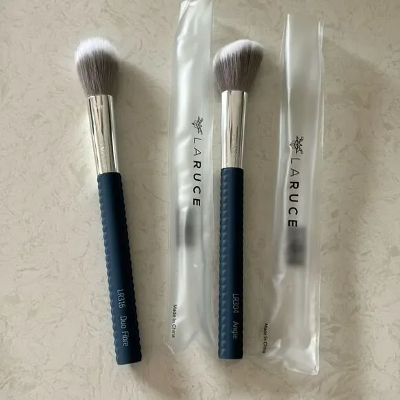 Laruce makeup brushes - set of two brand new