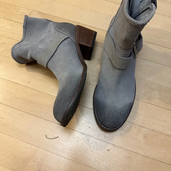 Donald J. Pliner Willow OL grey bootie, 7.5. CB2169