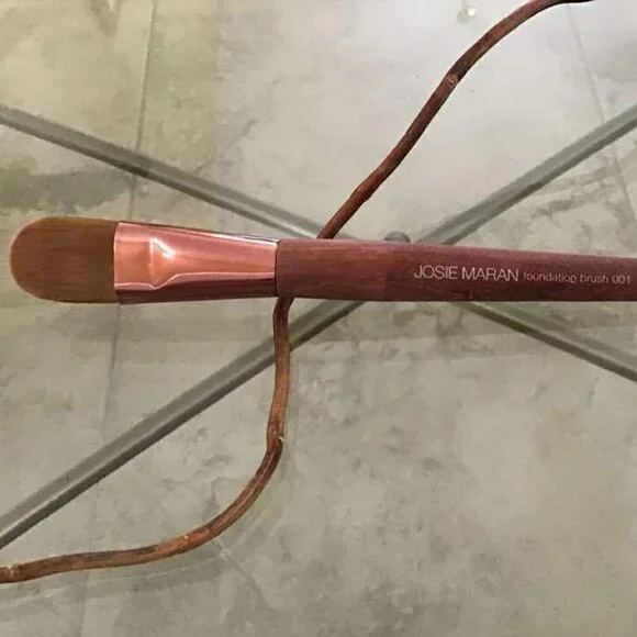Josie Maran Foundation Brush #001 / FULL SIZE / BRAND NEW