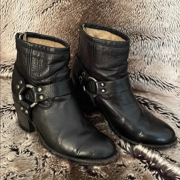 Frye Tabitha Harness Short Block-Heel Booties size 5.5