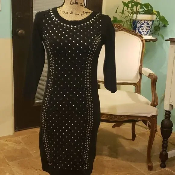 Forever 21 fitted black 3/4 length sleeves..