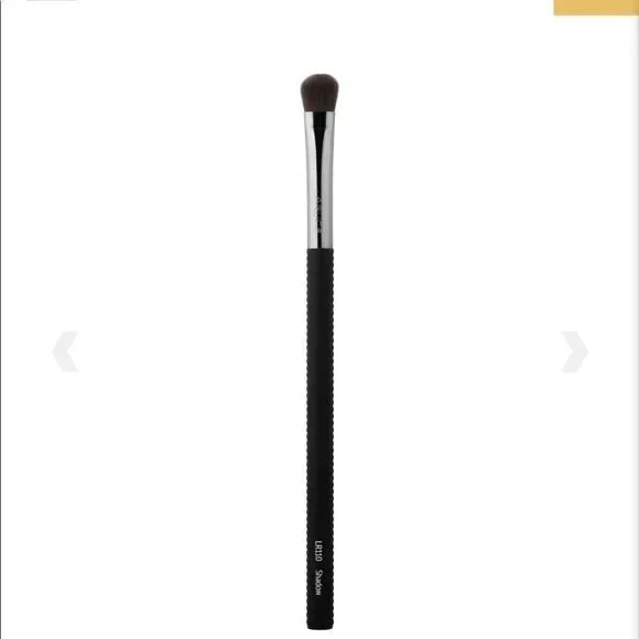 LARUCE Tapered Blending EYE Shadow Brush ! Amazing