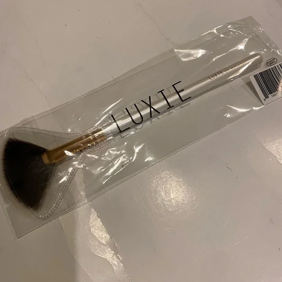 LUXIE 560 MEDIUM FAN BRUSH FLAWLESS BRAND NEW
