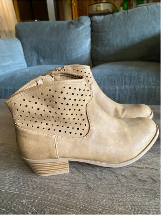 Women's Report Tan Perforated Ankle Boots & Booties Size 6