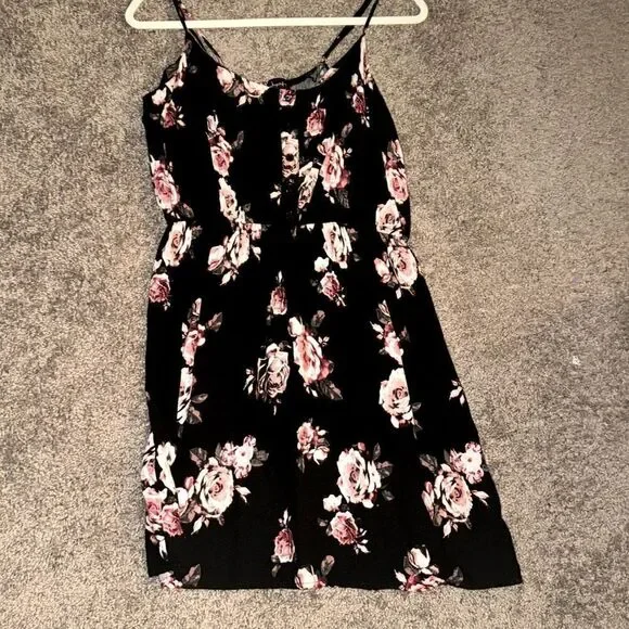 Cutsie flowery dress. Women’s XL. Adjustable thin straps.