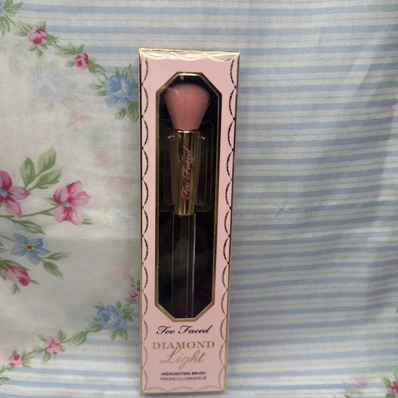 Too Faced Diamond Light Highlighting Brush – New in Box‎