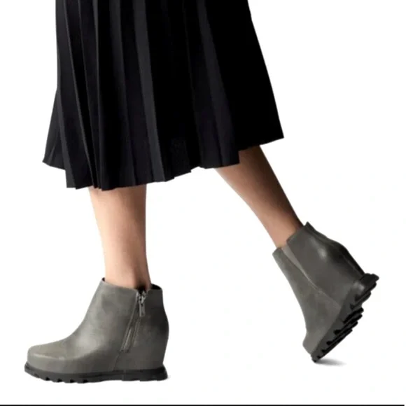 NWB Sorel Women’s Joan Of Arctic Quarry Wedge lll Zip Boot Size 7.
