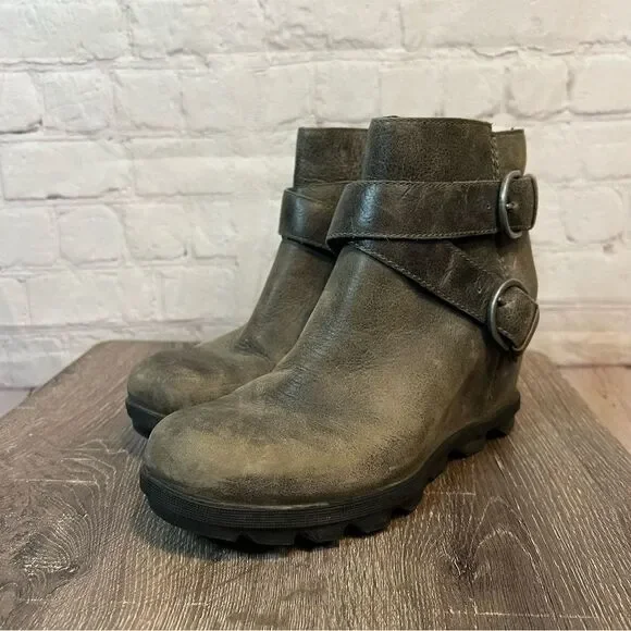 WOMEN'S JOAN OF ARCTIC™ WEDGE II BUCKLE BOOTIE size 9.5