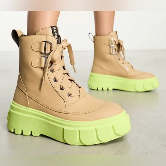 Sorel Caribou x Boot Lace boots in tan Size 8