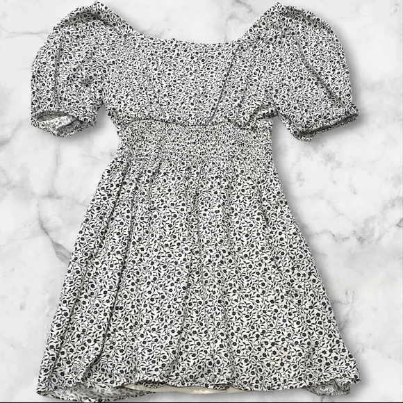 Old Navy Short Puffy Sleeve Floral Black & White Dress Size Medium (M) B9