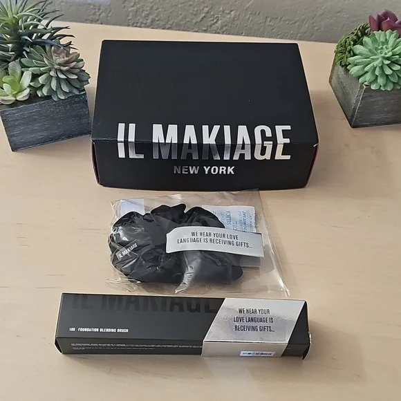 NEW IL MAKIAGE Foundation Blending Brush (#10)