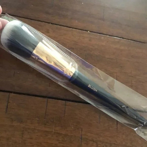 NWT- SHAINA B MIAMI Blush Brush