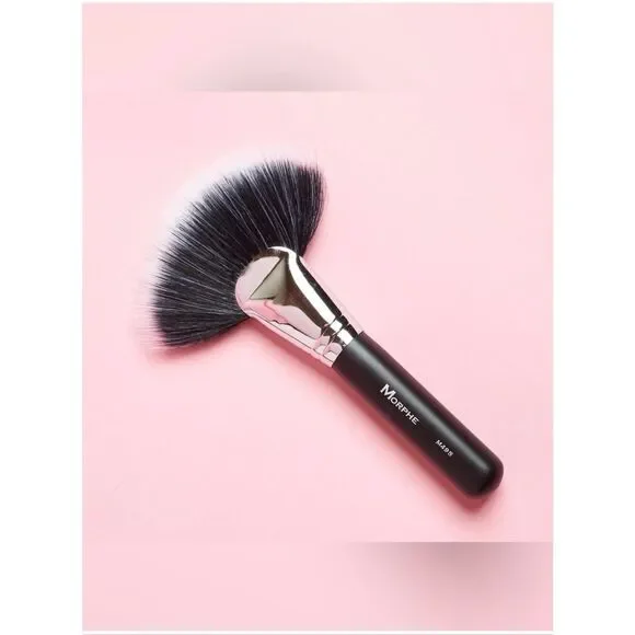 Morphe Makeup Black and Gray Fan Brush M495 New With Cover