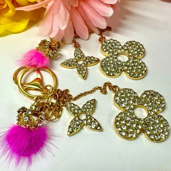 👑8HR PRICE! CRYSTAL FLEUR & CLOVER BAG CHARM