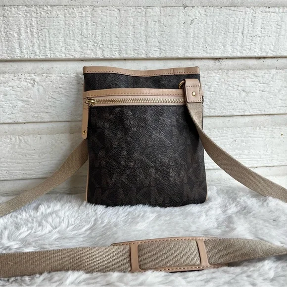 MICHAEL KORS Signature Jet Set Y2K Crossbody Bag Signature Voyager Traveller